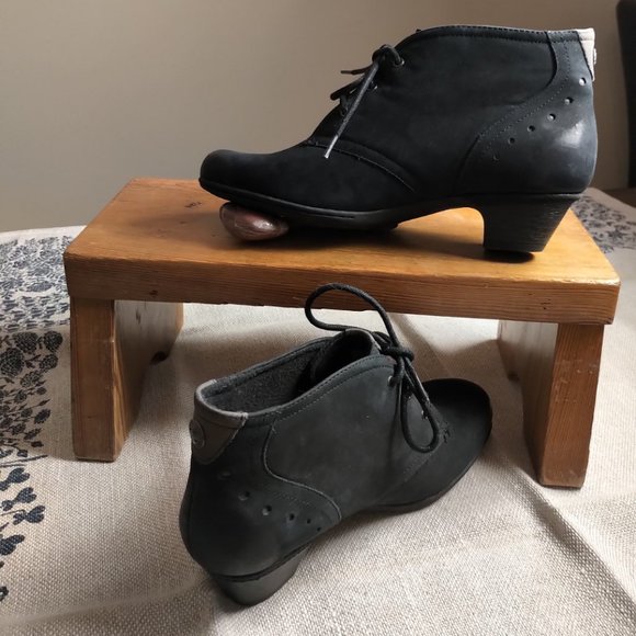 Rockport Cobb Hill Black Suede & Leather Bootie  9 - Picture 2 of 4